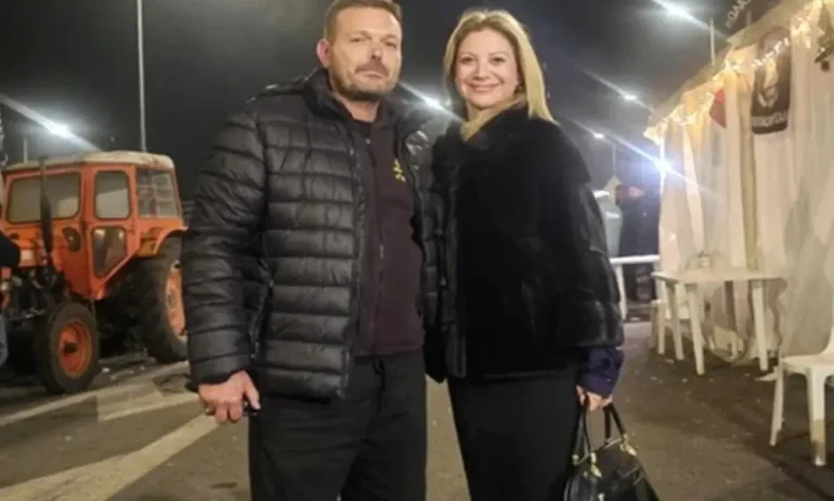 Κοινωνία: Στο μπλόκο της Νίκαιας η Μ.Καρυστιανού: Ενωμένοι αγρότες και οικογένειες θυμάτων απαντούν στη διχόνοια που σπέρνει η κυβέρνηση