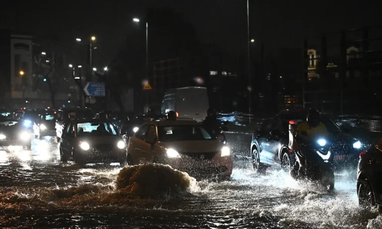 Must Read: Σήμερα ο ντελιβεράς παλεύει με τις καταιγίδες για λίγα ευρώ και αύριο θα παγώνει ολόκληρη η πλατφόρμα για να μην πάθει ζημιά το πανάκριβο ρομπότ