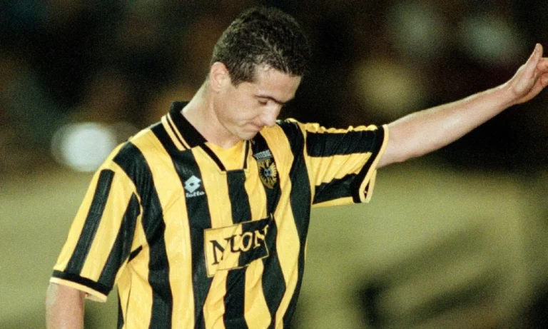 Σαν σήμερα: Ο Νίκος Μαχλάς γράφει ιστορία στην Ολλανδία με 31 γκολ