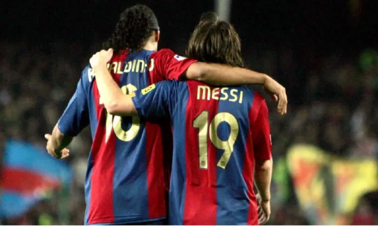 Ποδόσφαιρο: Ποδόσφαιρο: Ο Ροναλντίνιο λέει για τον Μέσι ότι μπορεί να κάνει ό,τι έκανε εκείνος στο γήπεδο αλλά επιλέγει να μην επιδεικνύει τις ικανότητές του