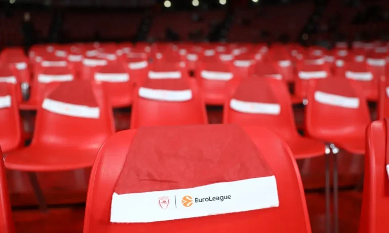 Μπάσκετ: Ολυμπιακός μπάσκετ: Χαμός στους οπαδούς του Ολυμπιακού για τα… σκουφάκια του Άγιου Βασίλη στο ΣΕΦ μετά την φάπα