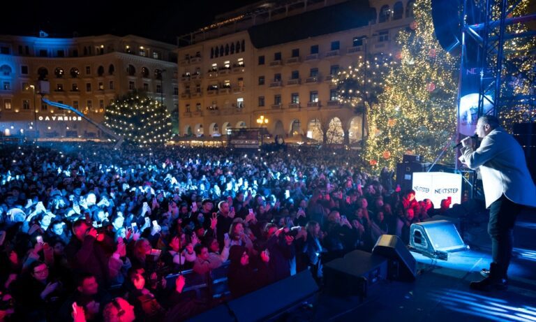 Χριστουγεννιάτικη μαγεία στην πλατεία Αριστοτέλους με τον Αντώνη Ρέμο – Η εντυπωσιακή συναυλία στη φωταγώγηση του δέντρου από το Πρωτοχρονιάτικο Λαχείο και τη Next Step Media Group