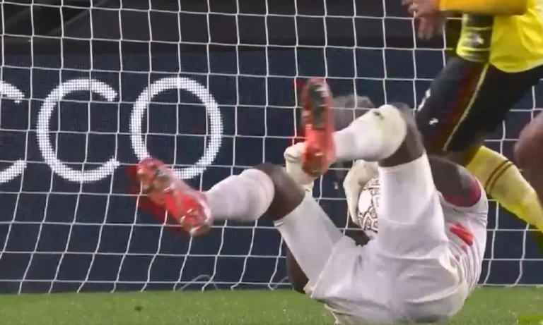 Ποδόσφαιρο: Ουγκάντα – Τανζανία: Ο τερματοφύλακας της Ουγκάντας μετέτρεψε το χορτάρι σε… πίστα χορού