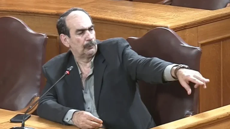 Κοινωνία: «Ο Φραπές έγινε λάτε μακιάτο ντεκάφ» – Πανζουρλισμός στο «Χ» με την παρωδία της Εξεταστικής – Γελοιοποιήθηκε πλήρως ο θεσμός