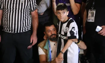 Κοινωνία: Συγκλονίζει ο μικρός Γιαννάκης για το πολύνεκρο τροχαίο: «Κάθε φορά που η κερκίδα του ΠΑΟΚ θα τραγουδά, θα είναι εκεί τα παιδιά μας – Αιωνία τους η μνήμη»
