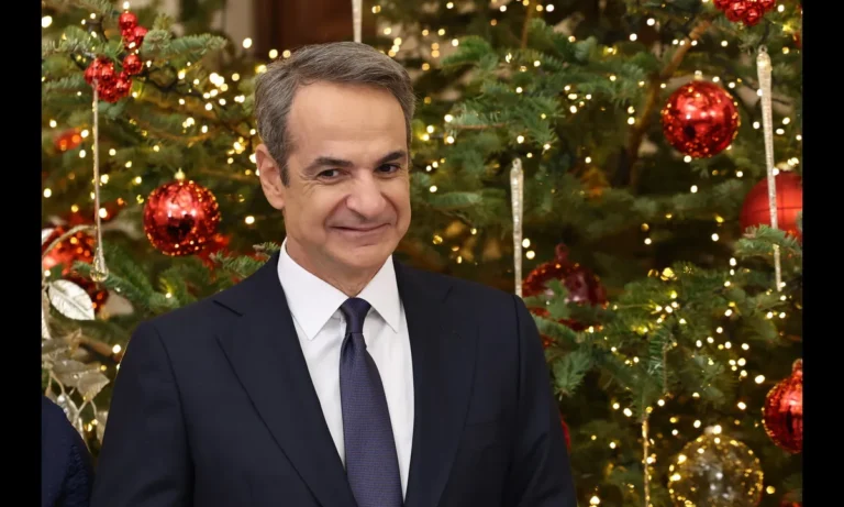 Πολιτική: Κυριάκος Μητσοτάκης, ο δικαστής του κόσμου και η “σιωπή” για τη νομιμότητα