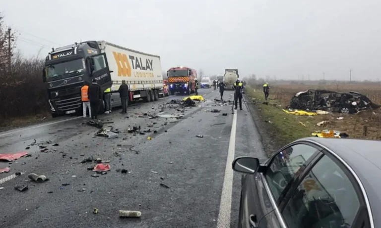 Κοινωνία: Πολύνεκρο τροχαίο με οπαδούς του ΠΑΟΚ: Άφωνο παρακολουθεί το πανελλήνιο μια ακόμα φρικτή τραγωδία μετά το εργοστάσιο «Βιολάντα»