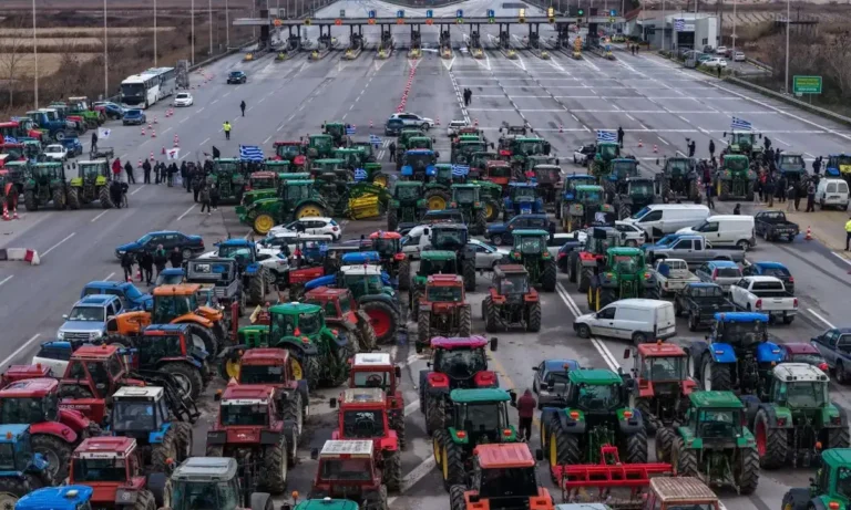 Κοινωνία: Αγρότες: Σε διχαστικά τρικ και απειλές επιμένει η κυβέρνηση – «Ενάντια στην κοινωνία κάθε ώρα κινητοποιήσεων»