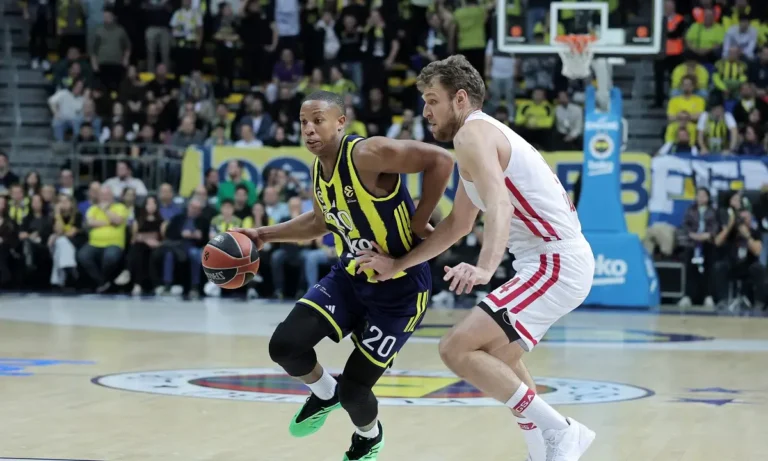 Ο Ντέβον Χολ φέρεται να είπε όχι σε επέκταση με τη Φενέρ