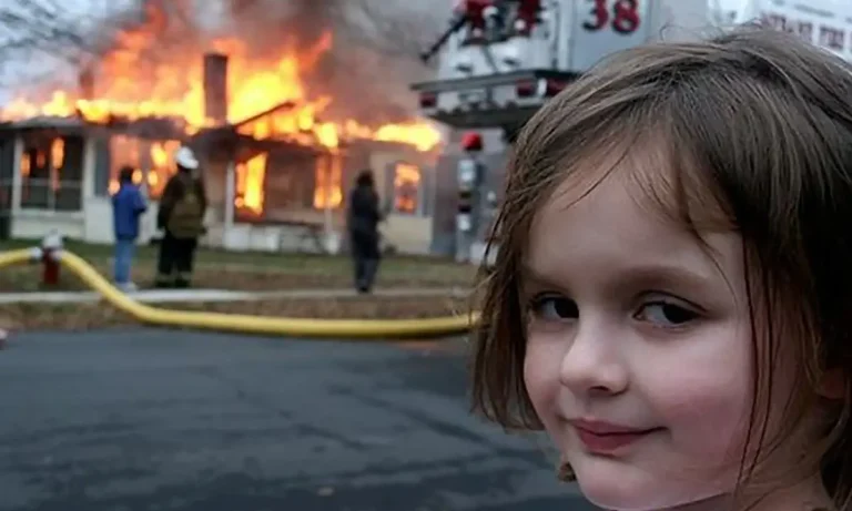 VIRAL: Τι κάνει σήμερα το κορίτσι του Disaster Girl και πόσα χρήματα έβγαλε πουλώντας τη φωτογραφία με το φλεγόμενο σπίτι