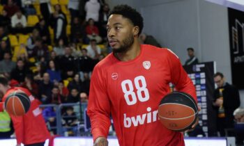 Μπάσκετ: Ολυμπιακός μπάσκετ: Το ντεμπούτο του Τάιρικ Τζόουνς στην Καρδίτσα με κάρφωμα