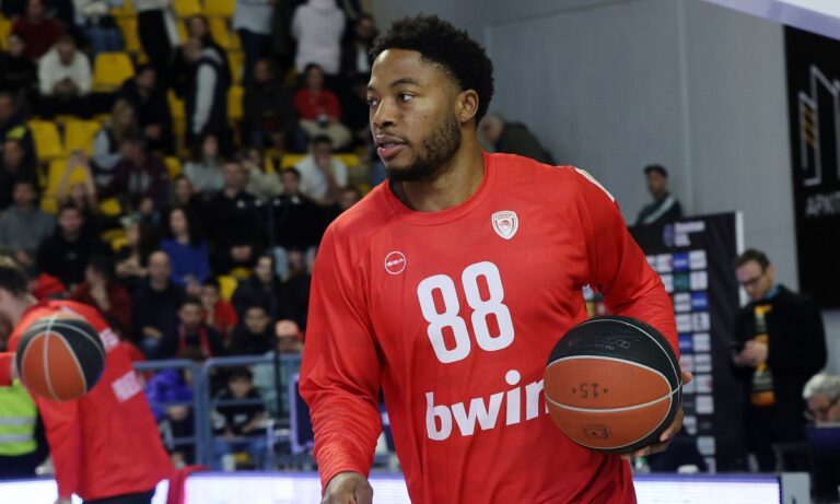 Μπάσκετ: Ολυμπιακός μπάσκετ: Το ντεμπούτο του Τάιρικ Τζόουνς στην Καρδίτσα με κάρφωμα