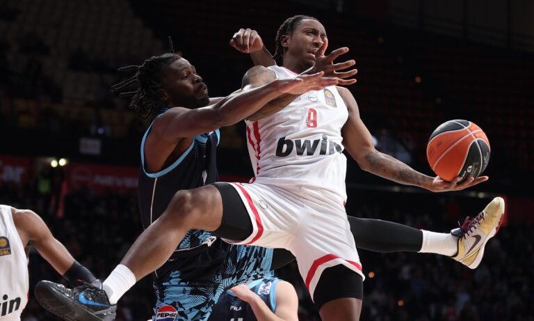 Μπάσκετ: Ο Λι λάμπει στην Εφές και από 3,4 πόντους στον Ολυμπιακό στους 18