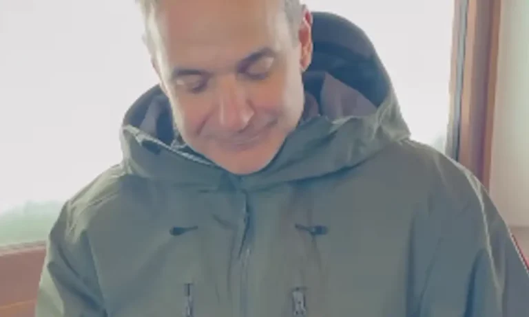 ExtraTime: Κυριάκος Μητσοτάκης: πόσο κοστίζει το τζάκετ που φορούσε στο χιονοδρομικό κέντρο στα Καλάβρυτα