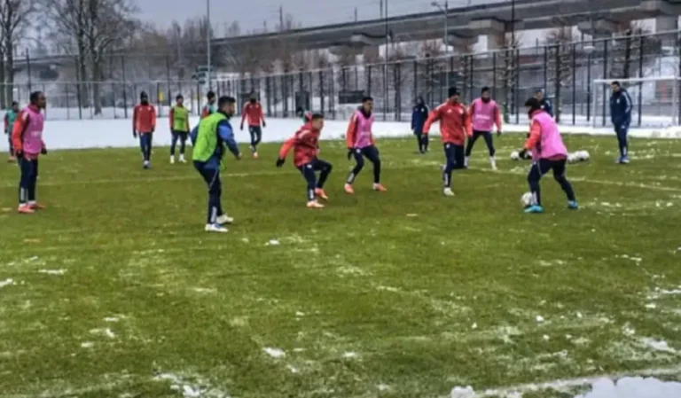 Ποδόσφαιρο: ΑΕΚ – Ολυμπιακός: Διπλό στα χιόνια στο Άμστερνταμ – Μέσα και ο Αντρέ Λουίζ