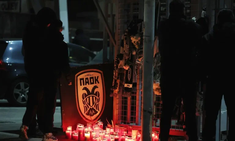 Ποδόσφαιρο: ΠΑΟΚ: Συγκινητικές στιγμές έξω από την Τούμπα – Κεριά, φανέλες και μεσίστιες οι σημαίες