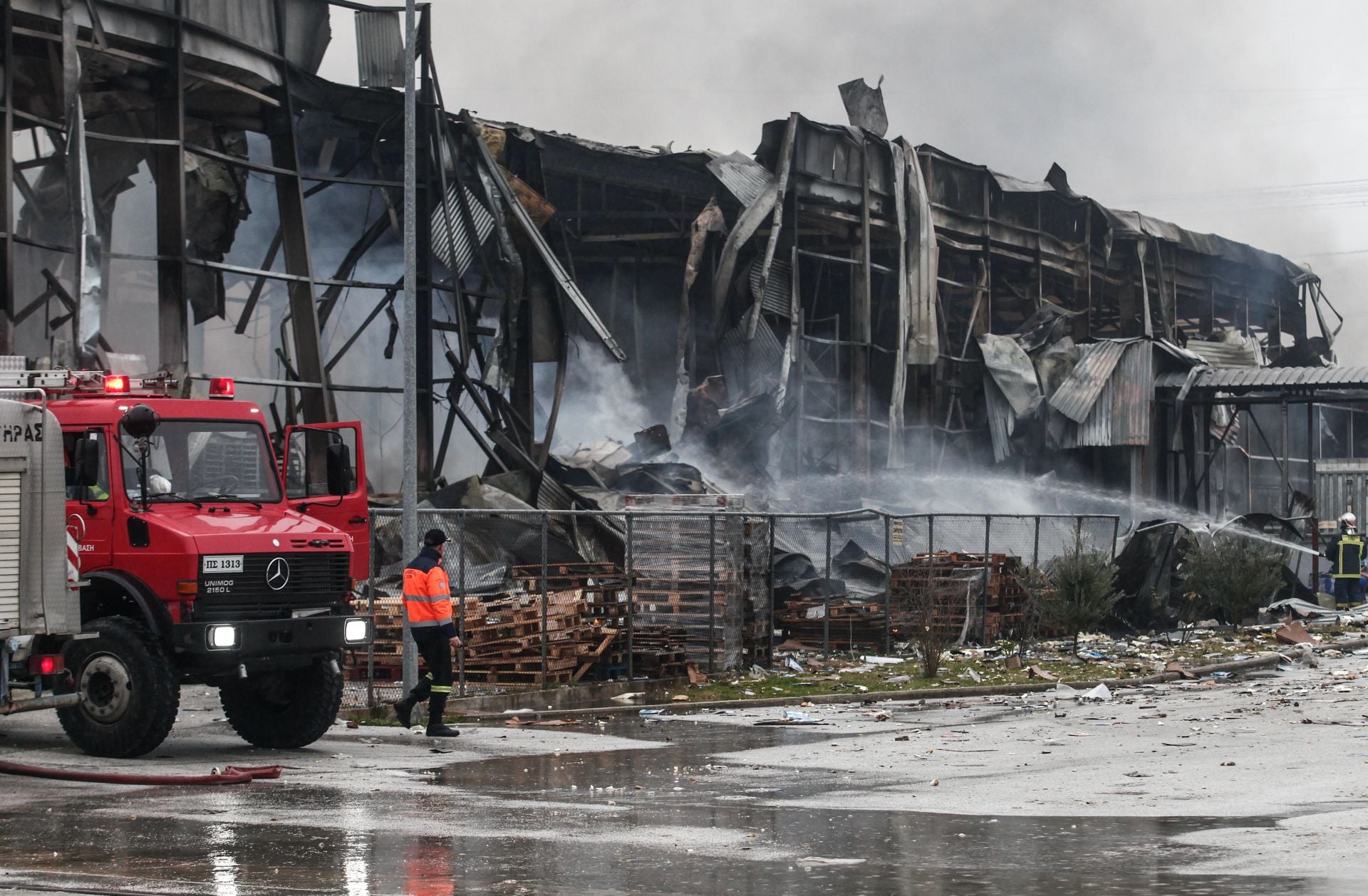 Εργοστάσιο Βιολάντα: Μεροκάματα θανάτου - Οι νεκροί θα ήταν περισσότεροι αν δεν είχε γίνει κοπή της βασιλόπιτας το προηγούμενο βράδυ.