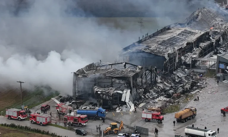 Κοινωνία: Φωτιά στο εργοστάσιο Βιολάντα: Σοκ στο πανελλήνιο – 4 νεκρές εργαζόμενες και 1 αγνοούμενη – Πήγαν για το νυχτοκάματο και δεν επέστρεψαν ποτέ