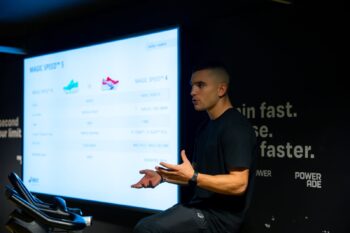 Ένας δρομέας με καθημερινή δουλειά, δυνατή παρουσία στα social media και στιβιστικό κοινό που τον ακολουθεί για την αυθεντικότητα του..