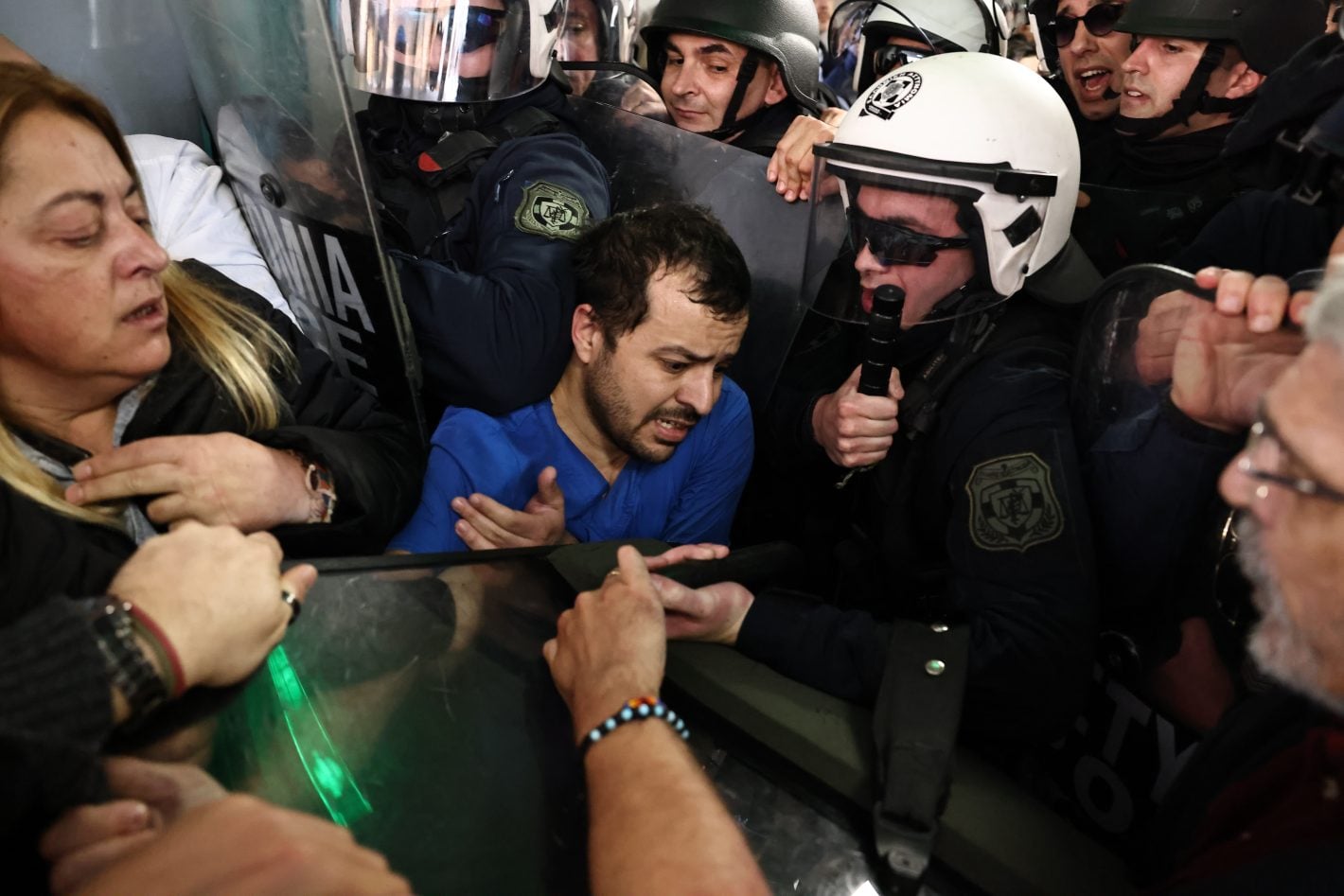 Νοσοκομείο Νίκαιας: Αστυνομικές δυνάμεις χτυπούσαν και απωθούσαν γιατρούς - Φώναζαν στον Γεωργιάδη ότι είναι ανεπιθύμητος.