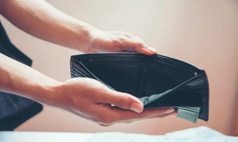 Κοινωνία: Έρευνα ΙΜΕ ΓΣΕΒΕΕ: Οι Έλληνες σε οικονομική ασφυξία – Τελειώνουν τα λεφτά στις 18 του μήνα για 6 στα 10 νοικοκυριά