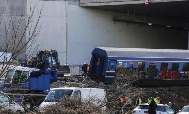 Κοινωνία: Τέμπη: Πέταξαν εκτός υπόθεσης ιατροδικαστή που είχε καταγγείλει ότι δεν έγιναν τοξικολογικές εξετάσεις στα θύματα