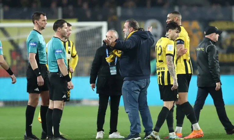 Ποδόσφαιρο: Μάριος Ηλιόπουλος κατά πάντων: «Ντροπή τους, έσκαψαν το λάκκο τους, το λόγο έχει ο εισαγγελέας» – Μπήκε στο γήπεδο και τα έχωσε στον Μακέλι