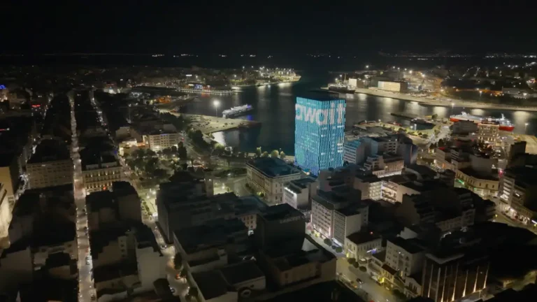 Ο Πύργος του Πειραιά γίνεται σύμβολο της νέας εποχής Allwyn – Μοναδικές εικόνες από τη φωταγώγησή του στα χρώματα της Allwyn