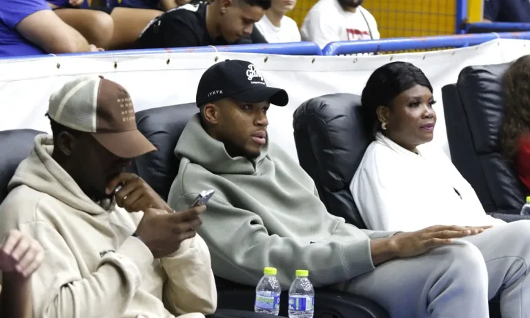 Μπάσκετ: Ο Γιάννης Αντετοκούνμπο έμεινε στους Μπακς αλλά η συζήτηση δεν τελείωσε