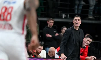 Μπάσκετ: Εκνευρίζει τους παίκτες του Ολυμπιακού ο Μπαρτζώκας και γι αυτό χάνουν την ψυχραιμία τους