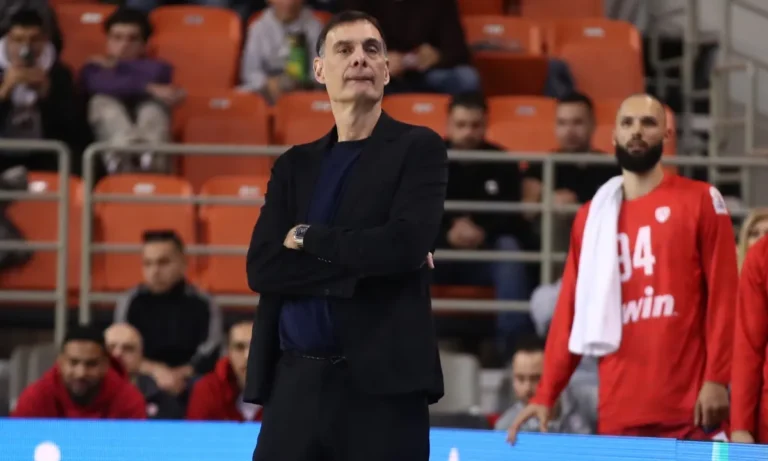 Μπάσκετ: Ολυμπιακός: Γιατί ο Μπαρτζώκας κράτησε όλους τους ψηλούς και «έκοψε» τον Πίτερς