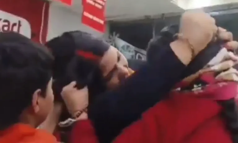 VIRAL: Γυναίκα έπιασε τον σύζυγό της με άλλη σε εμπορικό κέντρο και ξέσπασε καβγάς (video)