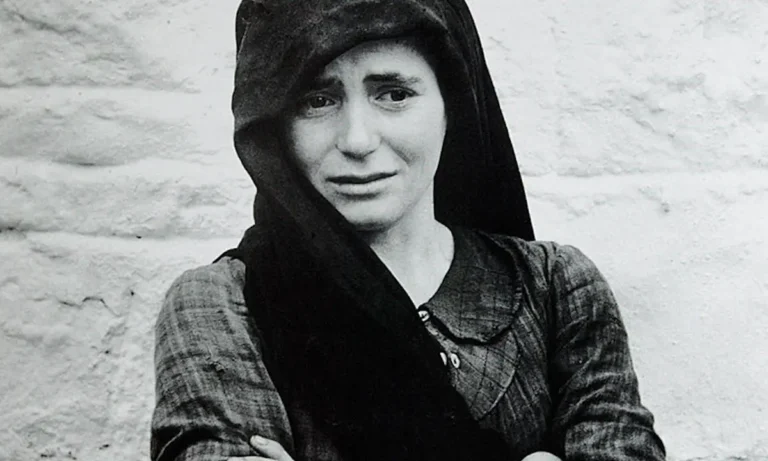 Must Read: Η γυναίκα του Διστόμου που κοίταξε τον φακό και πάγωσε τον κόσμο