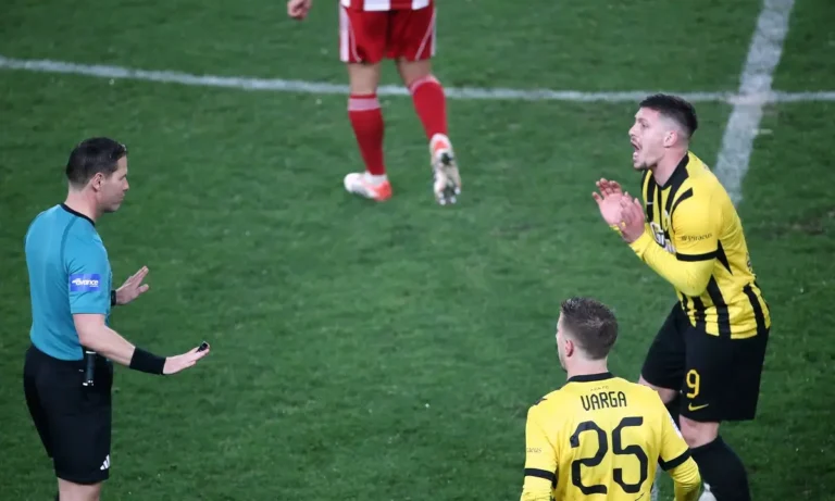 Ποδόσφαιρο: ΑΕΚ: Απίστευτο! Έχει 25 περισσότερες κίτρινες κάρτες από τον Ολυμπιακό και 24 από τον ΠΑΟΚ