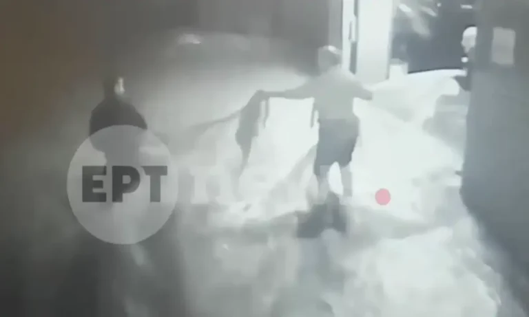 Κοινωνία: Κορωπί: Συγκινητική διάσωση ηλικιωμένων από αστυνομικό που τους έβγαλε από χείμαρρο – «Έπεσα αναίσθητος και μου έλεγε ‘’δεν σε αφήνω’’»