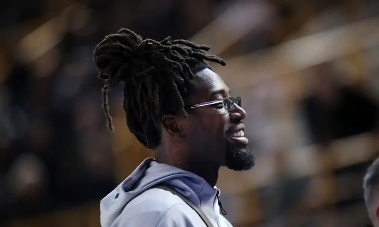 Μπάσκετ: Έξαλλη η σύζυγος Λεσόρ για τον καρναβαλιστή που έβαψε μαύρο το πρόσωπό του, πήρε πατερίτσα και ντύθηκε τραυματίας Λεσόρ