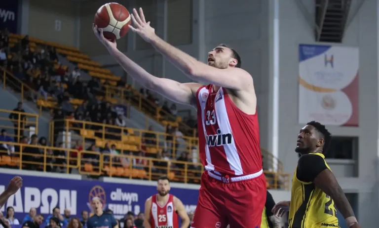 Μπάσκετ: Νίκολα Μιλουτίνοφ: Και όμως έχει ελπίδες να παίξει παρά το κάταγμα στον αντίχειρα