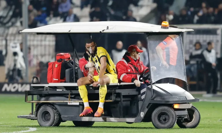 Ποδόσφαιρο: ΑΕΚ: Βγήκε με μάσκα οξυγόνου ο Μουκουντί