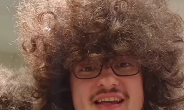 VIRAL: Πόσα χρήματα έχει βγάλει ο οπαδός που δεν κουρεύεται μέχρι να κάνει σερί νικών η Μάντσεστερ Γιουνάιτεντ