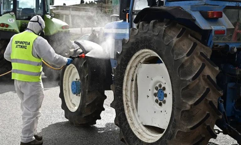 Κοινωνία: Τραγικό σόου με ψεκασμό των τρακτέρ που πήγαιναν Σύνταγμα την ώρα που η ευλογιά έχει «θερίσει» όλη τη χώρα!