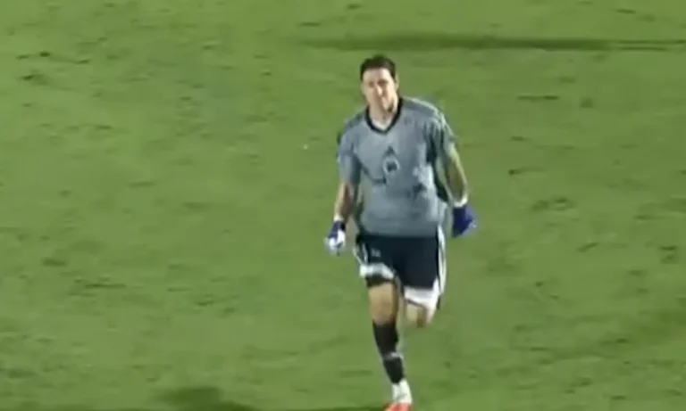 Ποδόσφαιρο: Τερματοφύλακας διέκοψε αγώνα για τέσσερα λεπτά για να πάει τουαλέτα