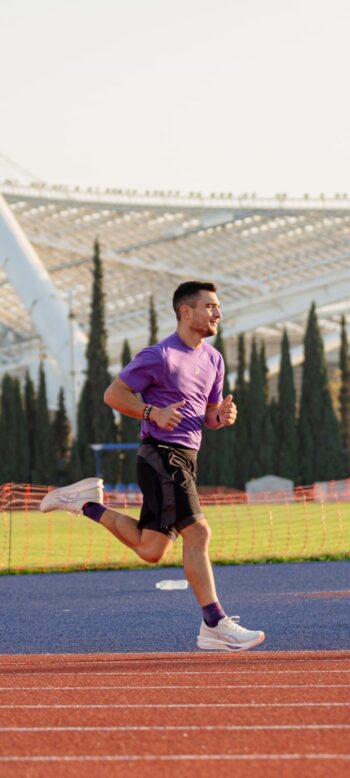 Ένας δρομέας με καθημερινή δουλειά, δυνατή παρουσία στα social media και στιβιστικό κοινό που τον ακολουθεί για την αυθεντικότητα του..