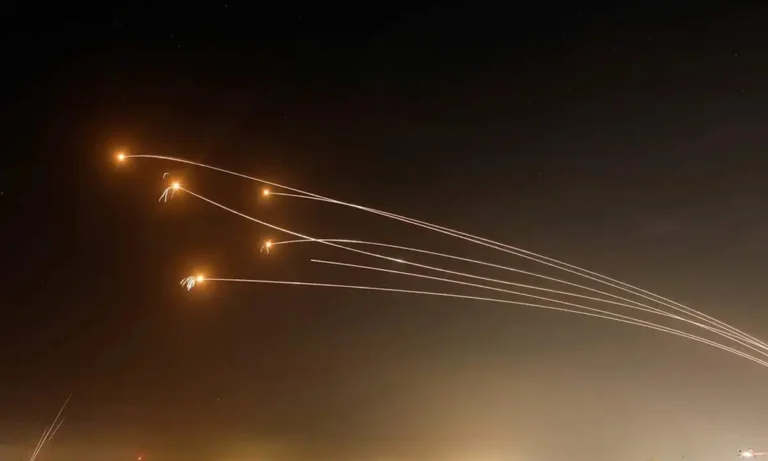 Κοινωνία: «Ακούσαμε τις σειρήνες και τα μπαμ – Κρυφτήκαμε στο χολ»: Συγκλονιστικές μαρτυρίες από Έλληνες που έφυγαν από τη Μέση Ανατολή