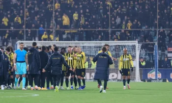 Ποδόσφαιρο: Πως να πάει η ΑΕΚ έτσι μέχρι το τέλος – Αποβάλλουν τον προπονητή της, τη φορτώνουν με κάρτες – Καθαρό φάουλ στον Βίντα πριν το πέναλτι του Πήλιου