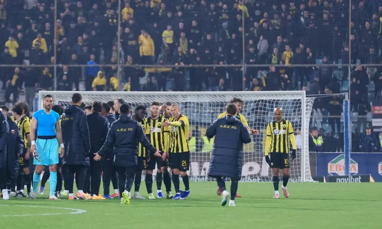 Ποδόσφαιρο: Πως να πάει η ΑΕΚ έτσι μέχρι το τέλος – Αποβάλλουν τον προπονητή της, τη φορτώνουν με κάρτες – Καθαρό φάουλ στον Βίντα πριν το πέναλτι του Πήλιου