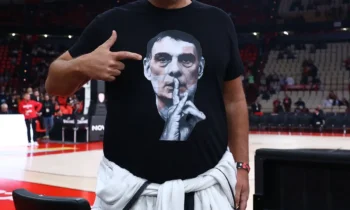 Μπάσκετ: Ο Μπαρτζώκας σε μπλουζάκι που κάνει σσσσ (φωτό)