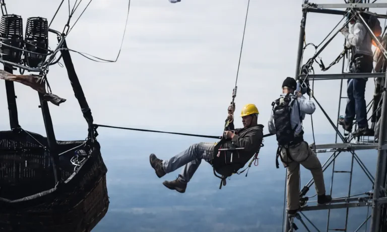 VIRAL: Αερόστατο με δύο επιβάτες μπλέχτηκε σε πύργο επικοινωνιών στο Τέξας (video)