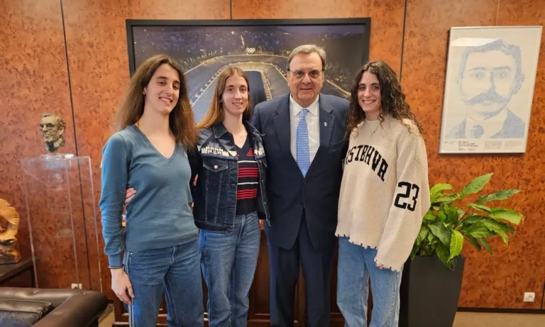 Σπορ: Η Ελληνική Ολυμπιακή Επιτροπή άνοιξε την αγκαλιά της και υποδέχθηκε τις τρίδυμες αδερφές Αλεξανδρή