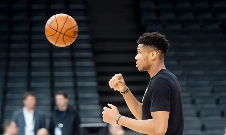 Μπάσκετ: Τι θα κάνει ο Αντετοκούνμπο