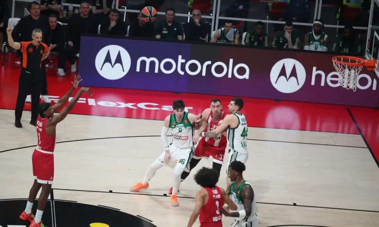 Μπάσκετ: Ανέβηκε τρίτος, μπορεί και δεύτερος ο Ολυμπιακός, έπεσε 10ος ο Παναθηναϊκός